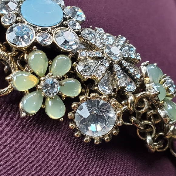 Betsey Johnson Iconic Flower & Gem Frontal Necklace - Picture 8 of 10